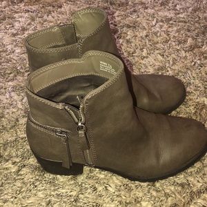 LIKE NEW women’s boots sz 7.5